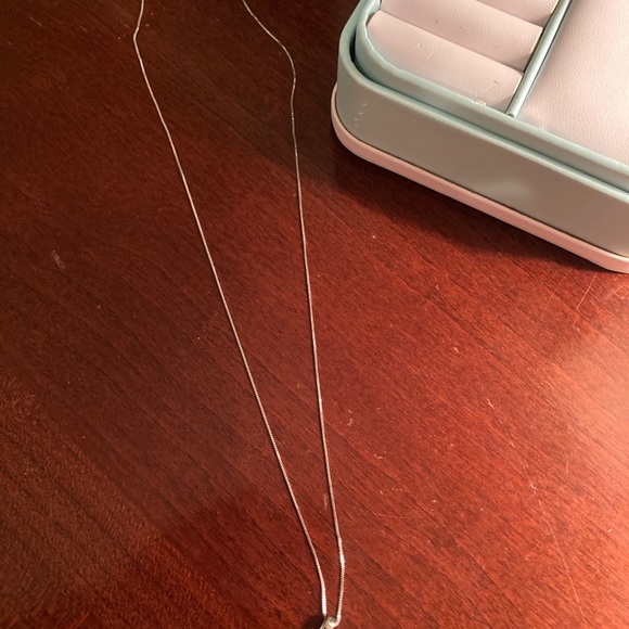 10 karat white gold chain with diamond flower - Picture 2 of 4